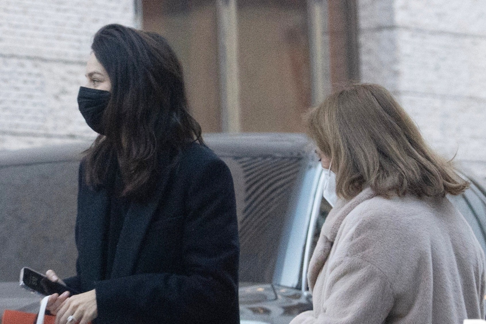 Song Joong Ki dua cha me vo den song o biet thu 16 trieu USD hinh anh