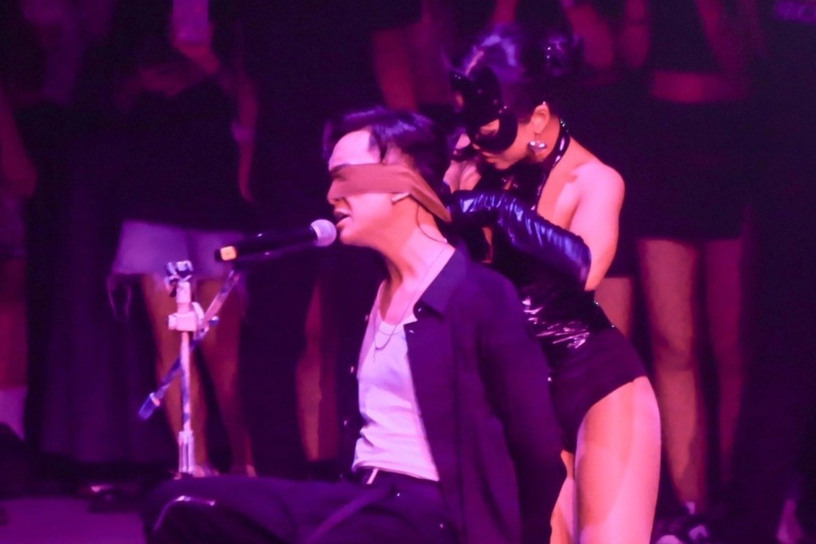 SpaceSpeakers xin loi vi bieu dien goi duc hinh anh