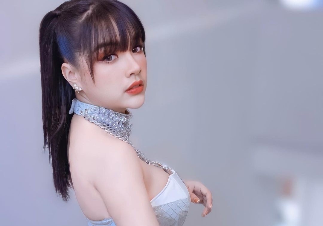 Chan dung nu ca si Thai Lan bi len an vi quay roi tre em hinh anh