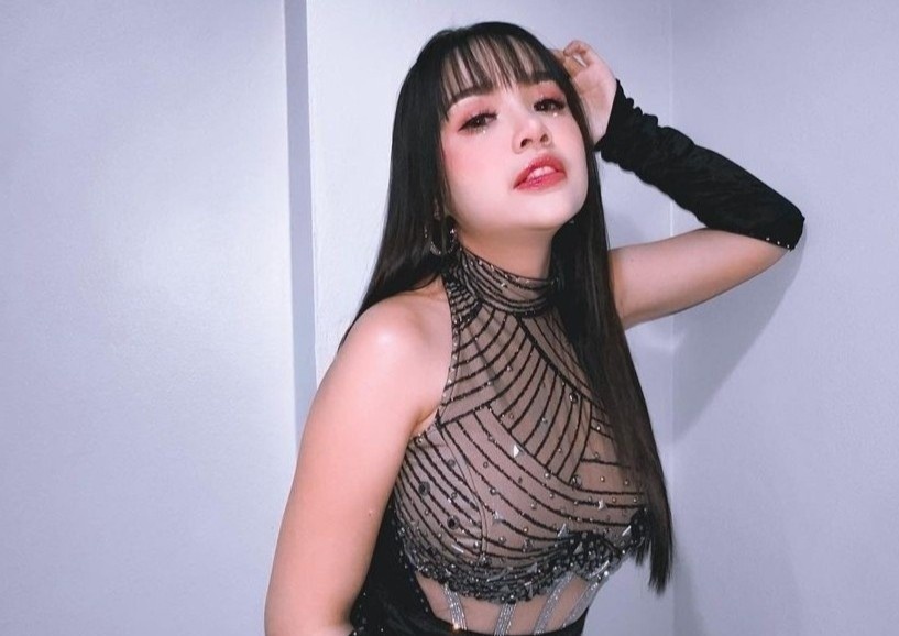 Nu ca si Thai Lan bi chi trich vi nhay goi cam ben tre nho hinh anh