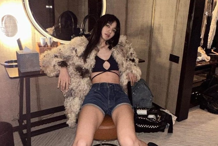 Lisa (BlackPink) chup hinh cuon hut voi ao bra hinh anh