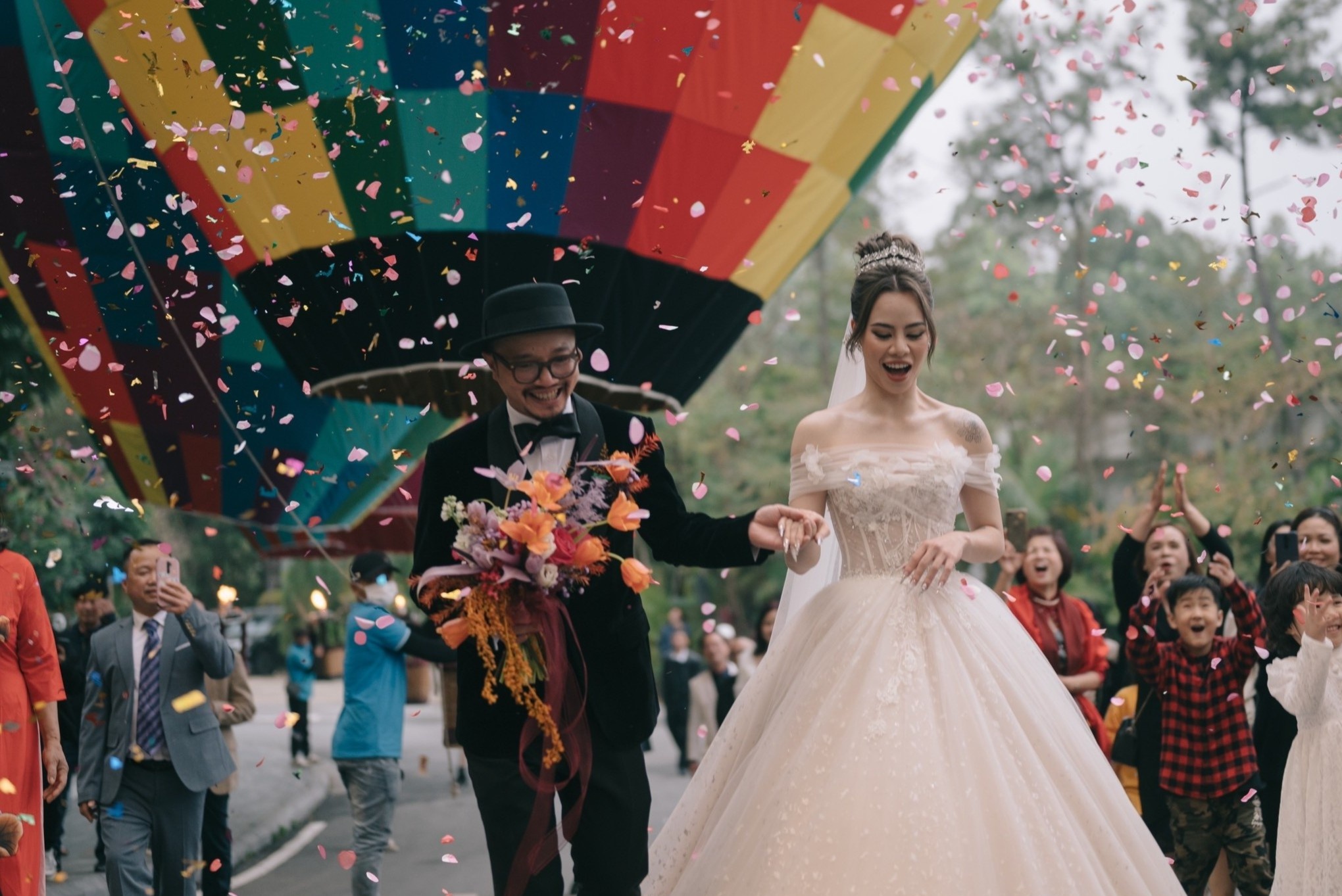 Ha Le huy man bay tren khinh khi cau o le cuoi hinh anh