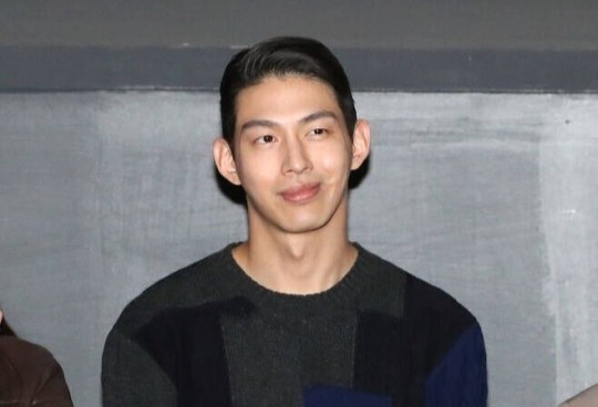 Nam dien vien Han bi to qua lai voi 5 phu nu cung luc hinh anh