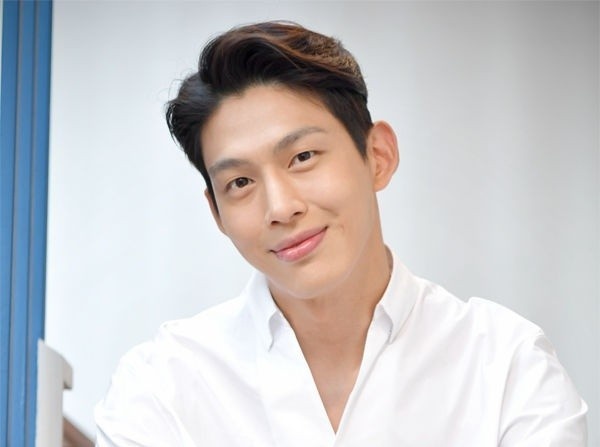 Nam dien vien Han bi to ngoai tinh voi nhieu phu nu de mua do hieu hinh anh