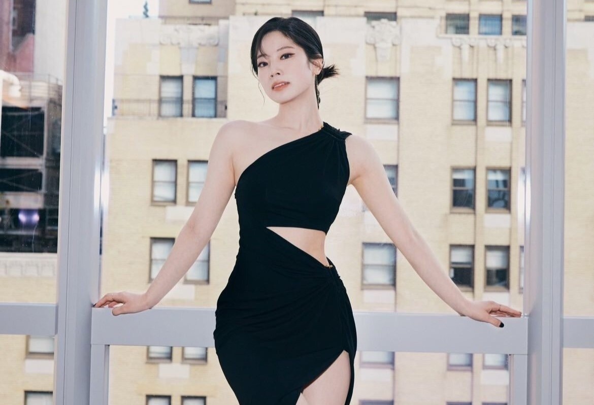 Nu ca si gay chu y voi voc dang dong ho cat hinh anh