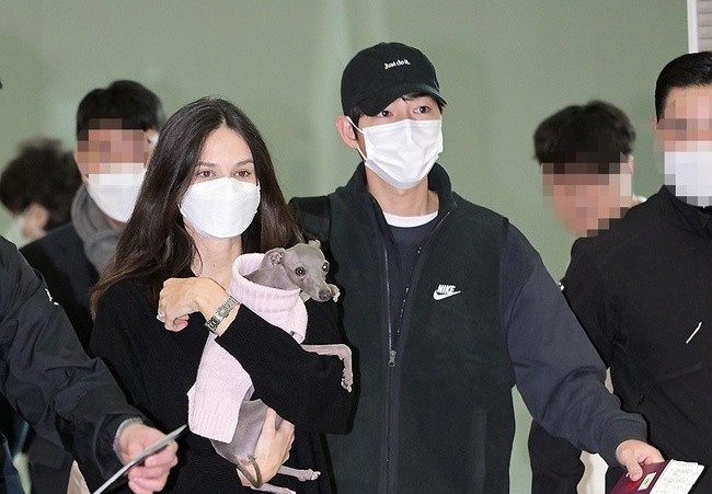 Song Joong Ki vui ve cung vo xuat hien o san bay hinh anh