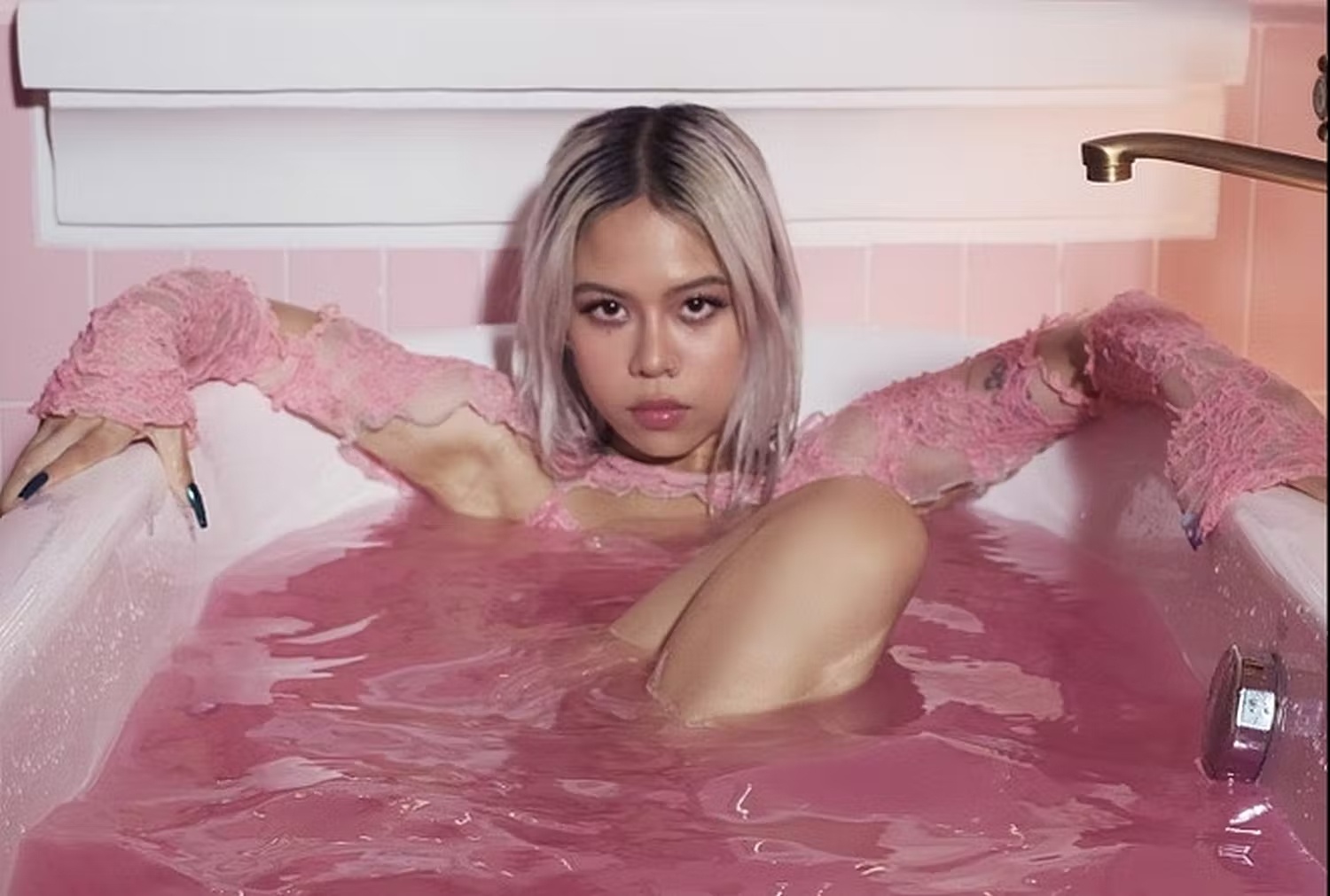 tlinh bi phan ung va van de dan nhan MV co canh nhay cam hinh anh