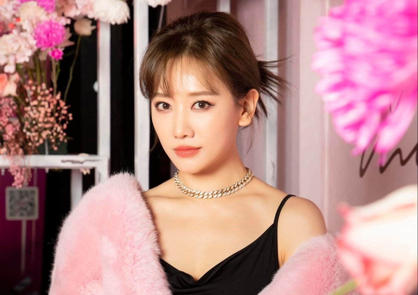 Hari Won bi liet nua mat, phai cham cuu hinh anh