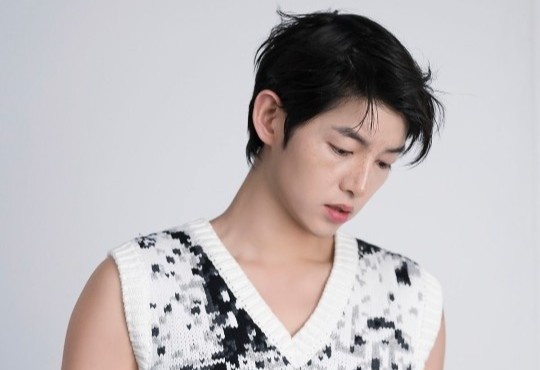 Song Joong Ki lan dau mac ao ho eo hinh anh