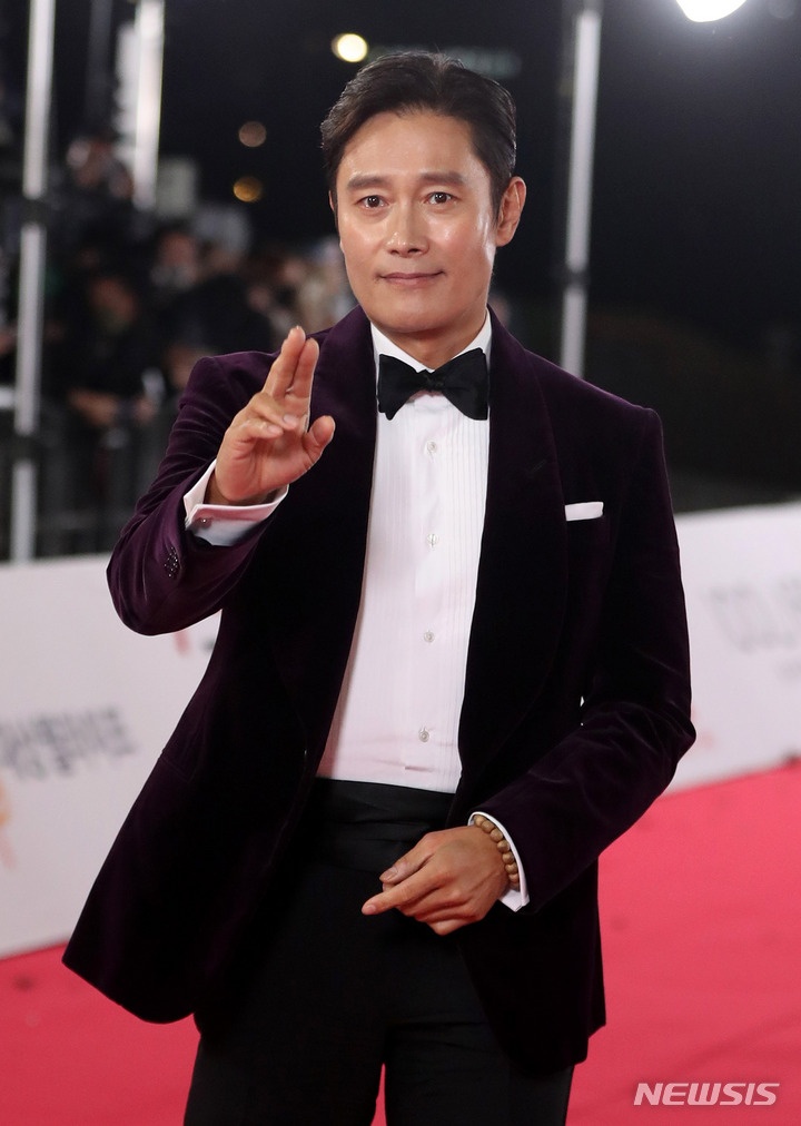 Lee Byung Hun bi phat anh 1