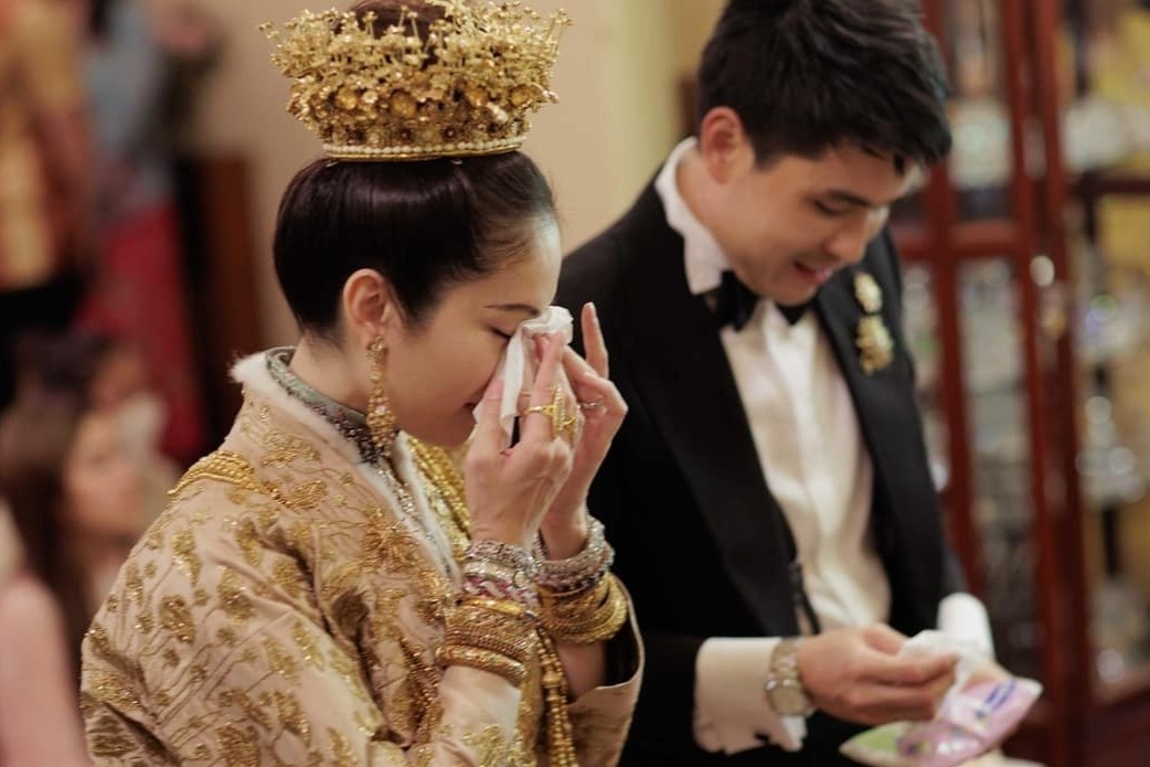 Hoa hau Chuyen gioi Nong Poy bat khoc trong le cuoi voi doanh nhan hinh anh