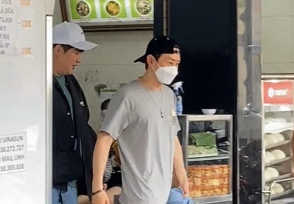 Thanh vien Super Junior an pho, dao pho di bo Nguyen Hue hinh anh