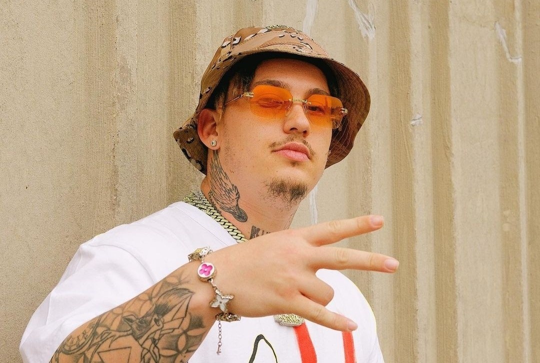 Nam rapper 28 tuoi qua doi khi dang bieu dien hinh anh