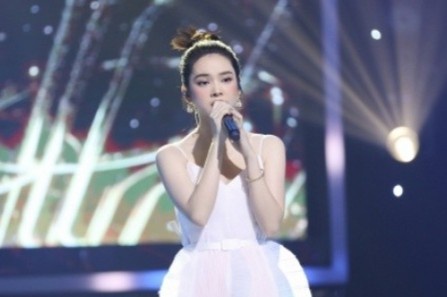 Dien vien Quynh Luong gay tranh luan khi thi hat hinh anh