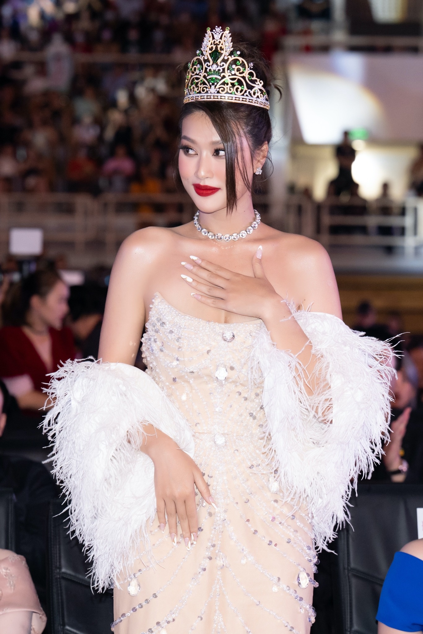 Hoa hau Hoa binh anh 2