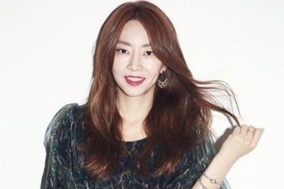 Nu MC bi ky luat vi vang tuc tren truyen hinh hinh anh