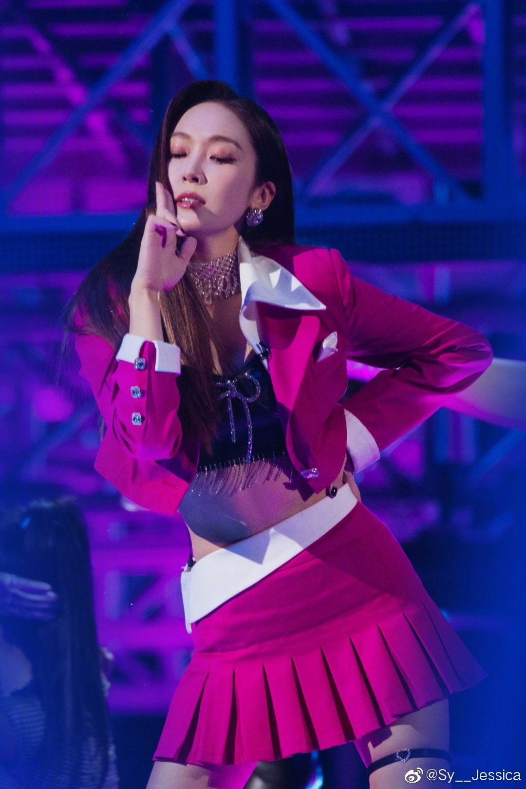 Chi Pu dap gio anh 4