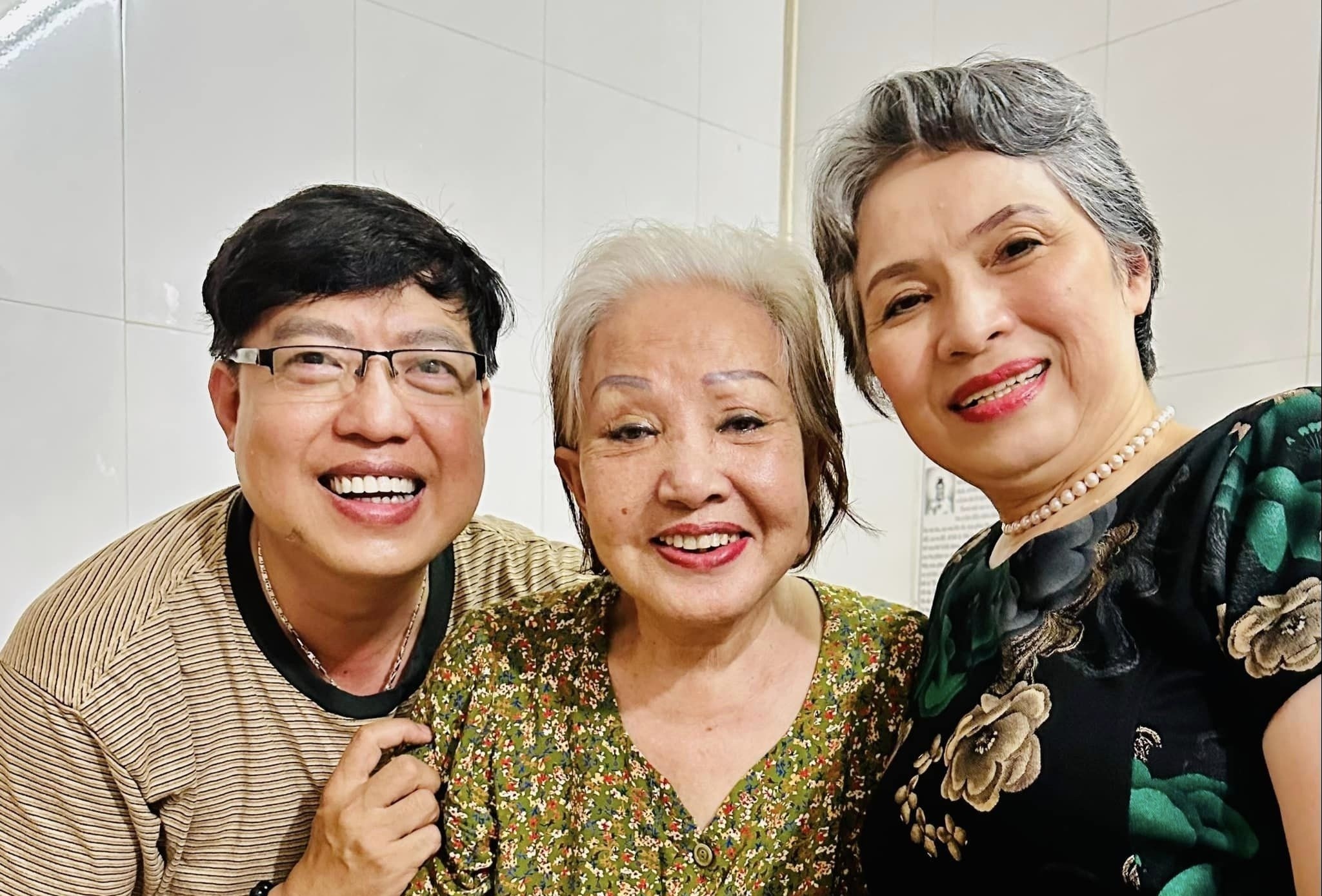 Nghe si Hong Nga tuoi 77 bi lan, han che ra duong vi so streamer hinh anh