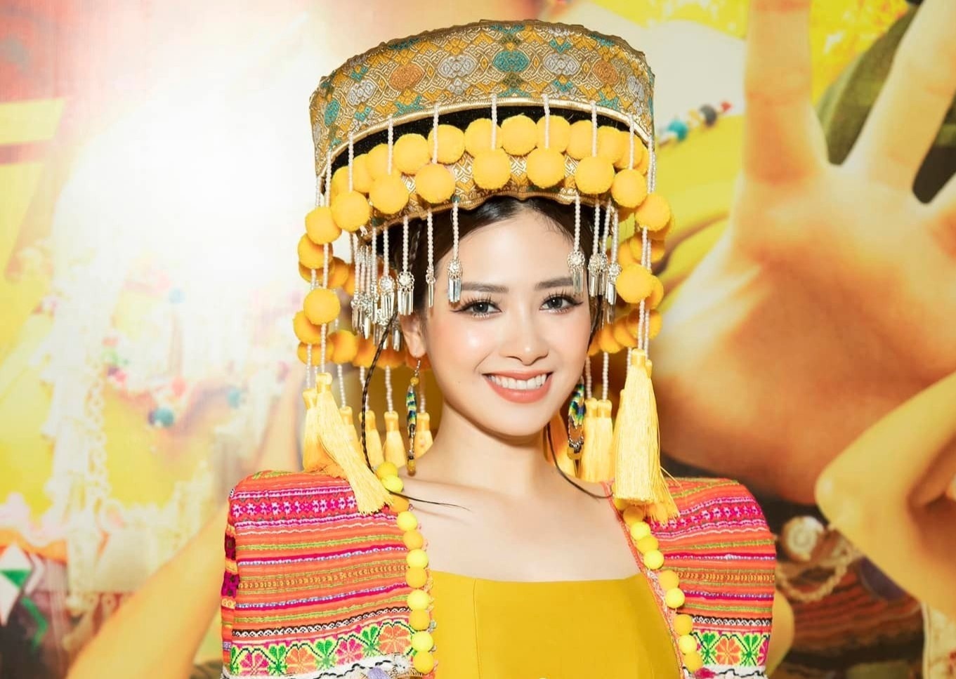 Tranh luan viec Duong Hoang Yen mac do H'Mong nhung quay MV o nha san hinh anh