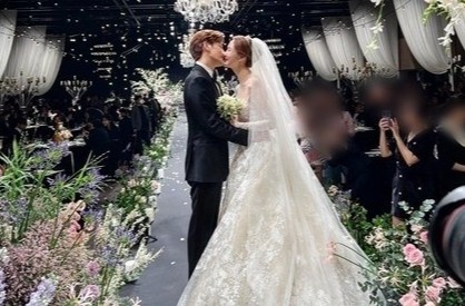 Lee Da Hae va Se7en hon nhau trong le cuoi hinh anh