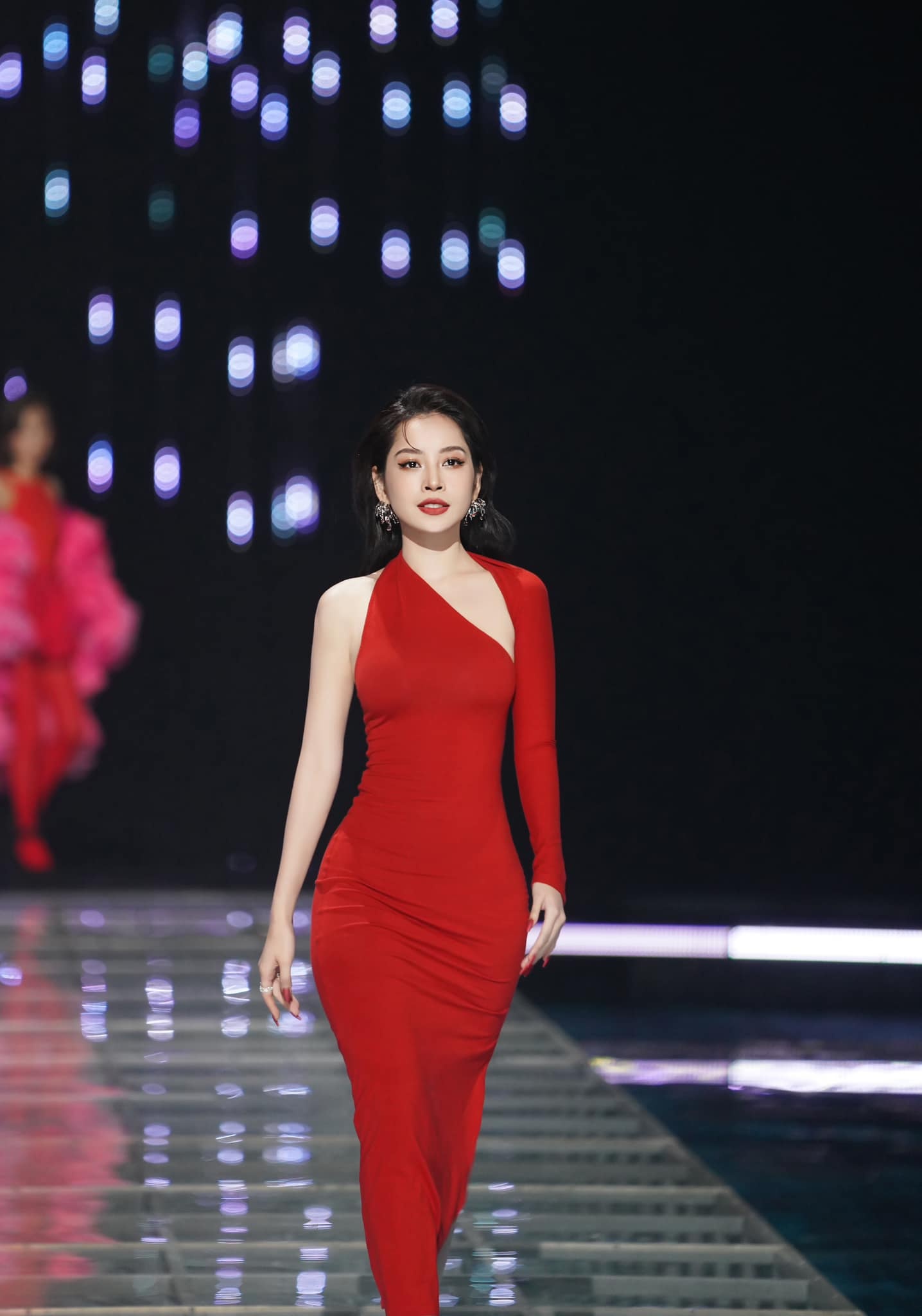 Chi Pu Dap gio anh 4