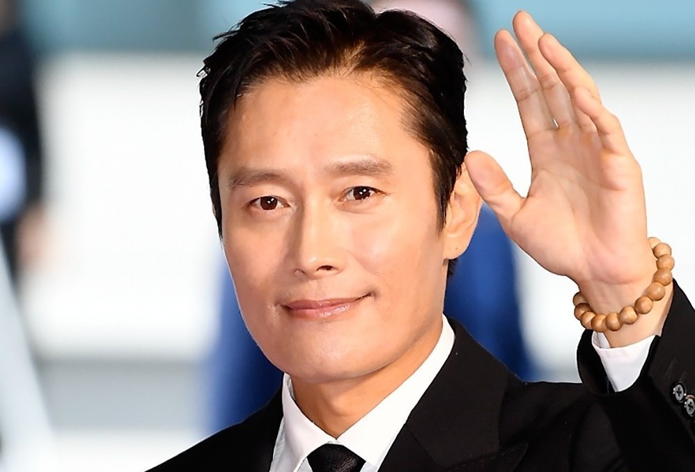 Lee Byung Hun chi 75.000 USD de dua dan sao Han toi Da Nang hinh anh