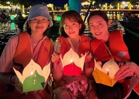Han Hyo Joo cung dan sao Han tha hoa dang o Hoi An hinh anh