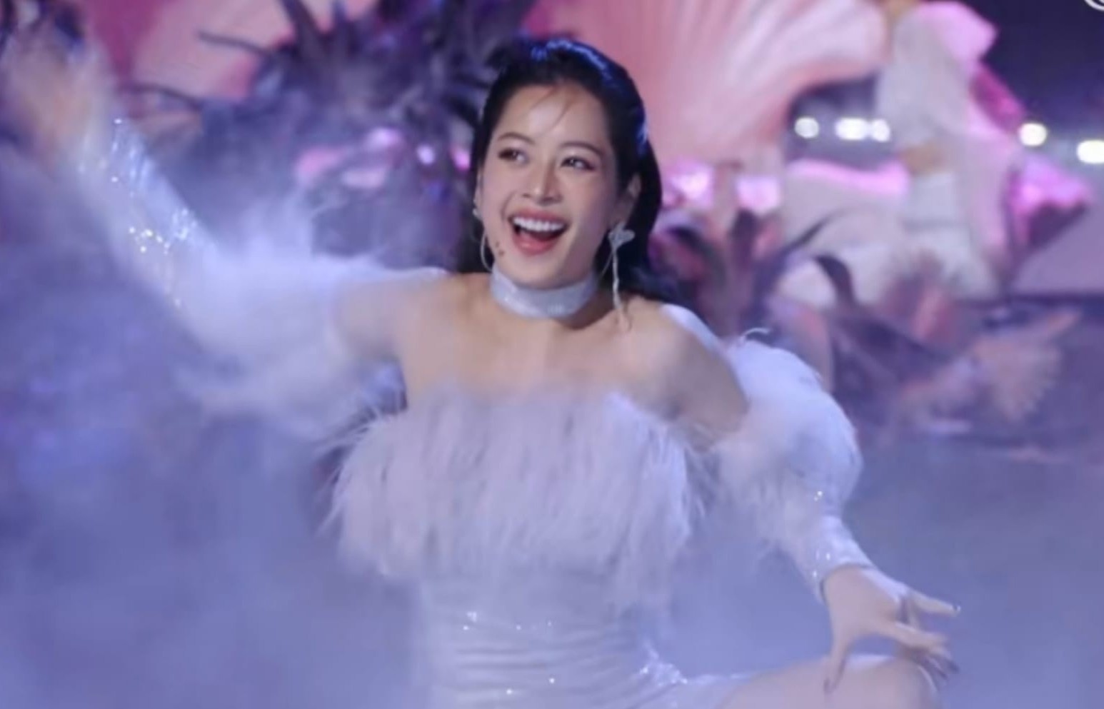 Chi Pu cung dan sao Hoa ngu dien 'See tinh' cua Hoang Thuy Linh hinh anh