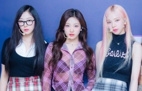 Tranh cai viec ca si 21 tuoi mac trang phuc lo noi y hinh anh