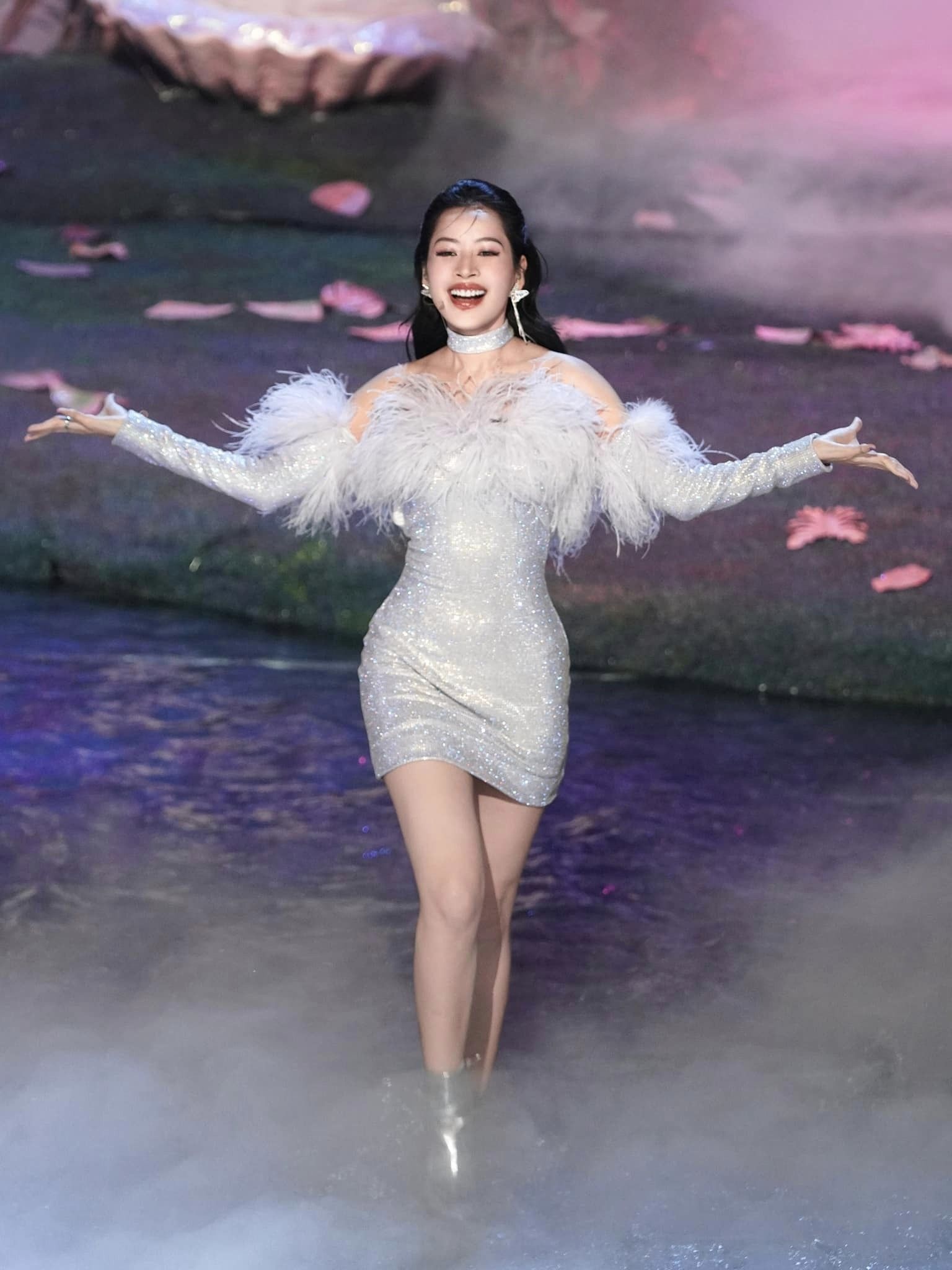 Chi Pu dap gio anh 3