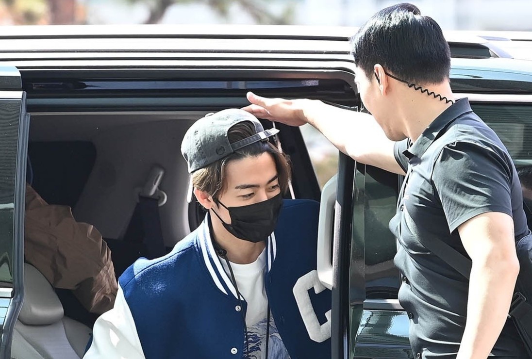 Ve si cua nhom nhac Han bi truy to vi day fan nu gay xuong hinh anh