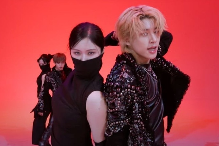 Nhom nhac Han gay buc xuc vi nhay kheu goi ben vu cong nu hinh anh