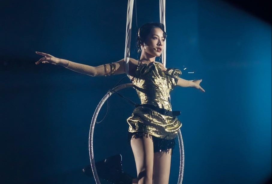 Chi Pu du day, nhao lon tren cao o Dap gio 2023 hinh anh