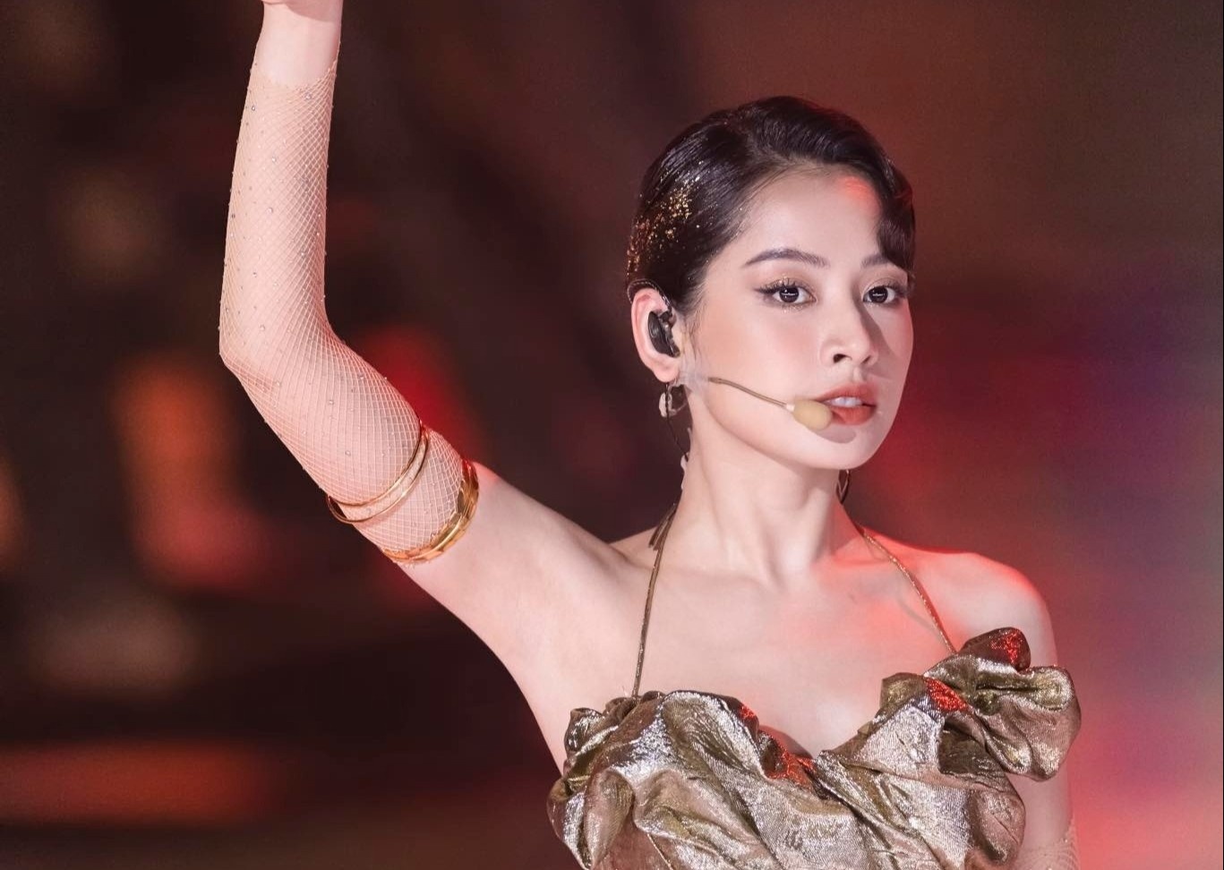 Chi Pu gay bat ngo voi man nhao lon tren cao hinh anh