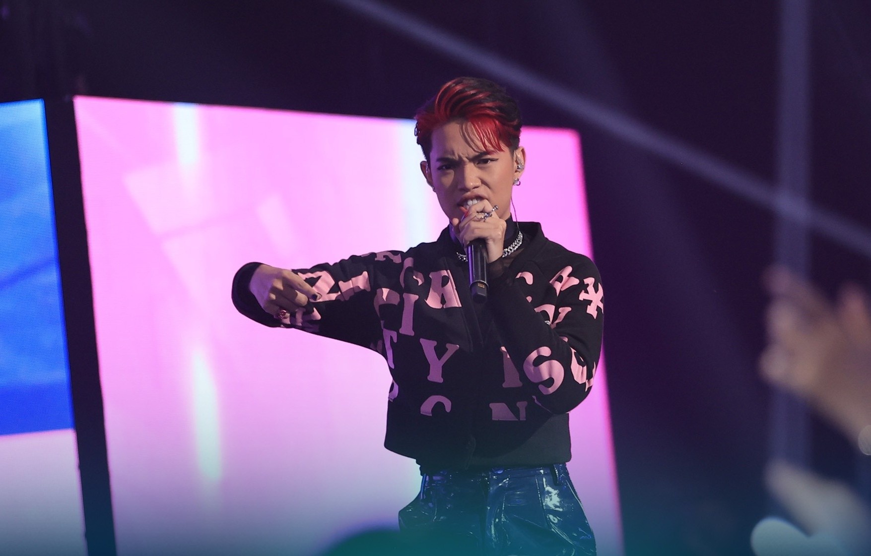 Dan 'cam can nay muc' Rap Viet cung dung day vi rapper LGBT dau tien hinh anh