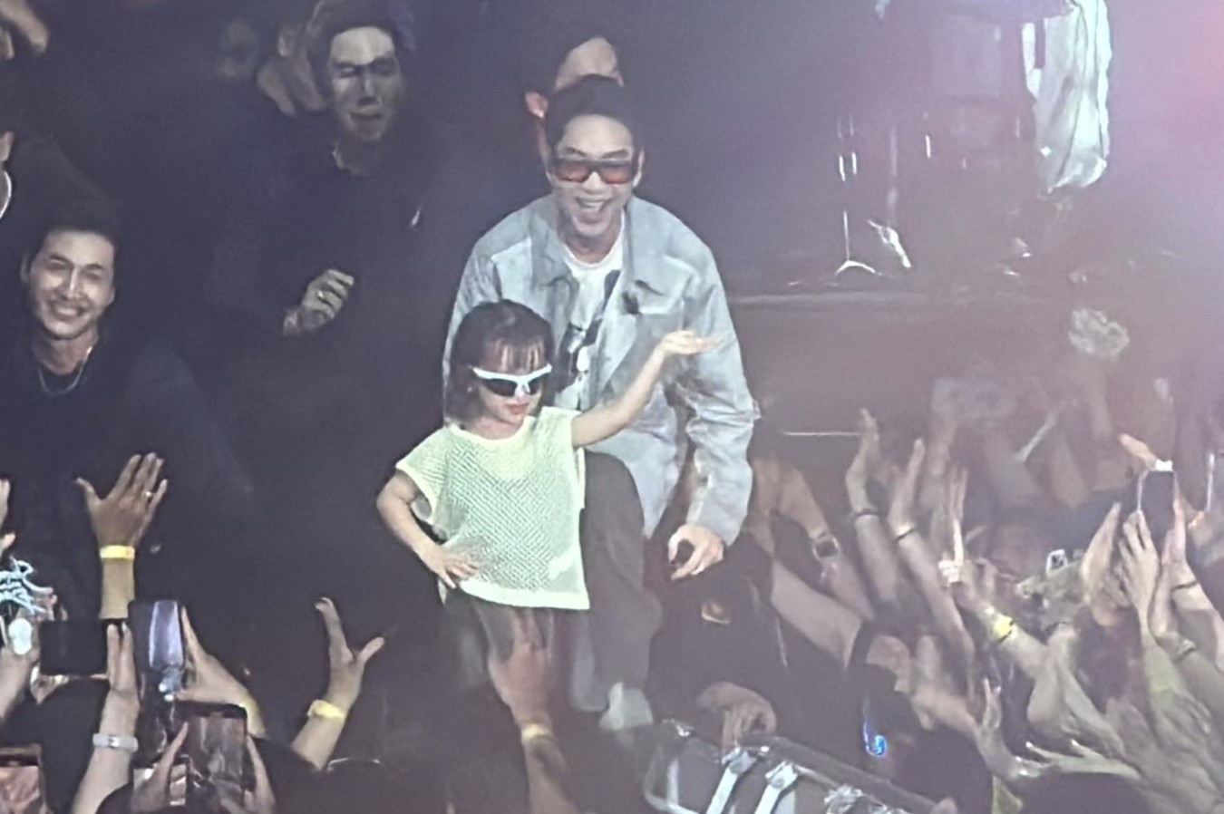 JustaTee bieu dien cung con gai Cici truoc 10.000 khan gia Ha Noi hinh anh