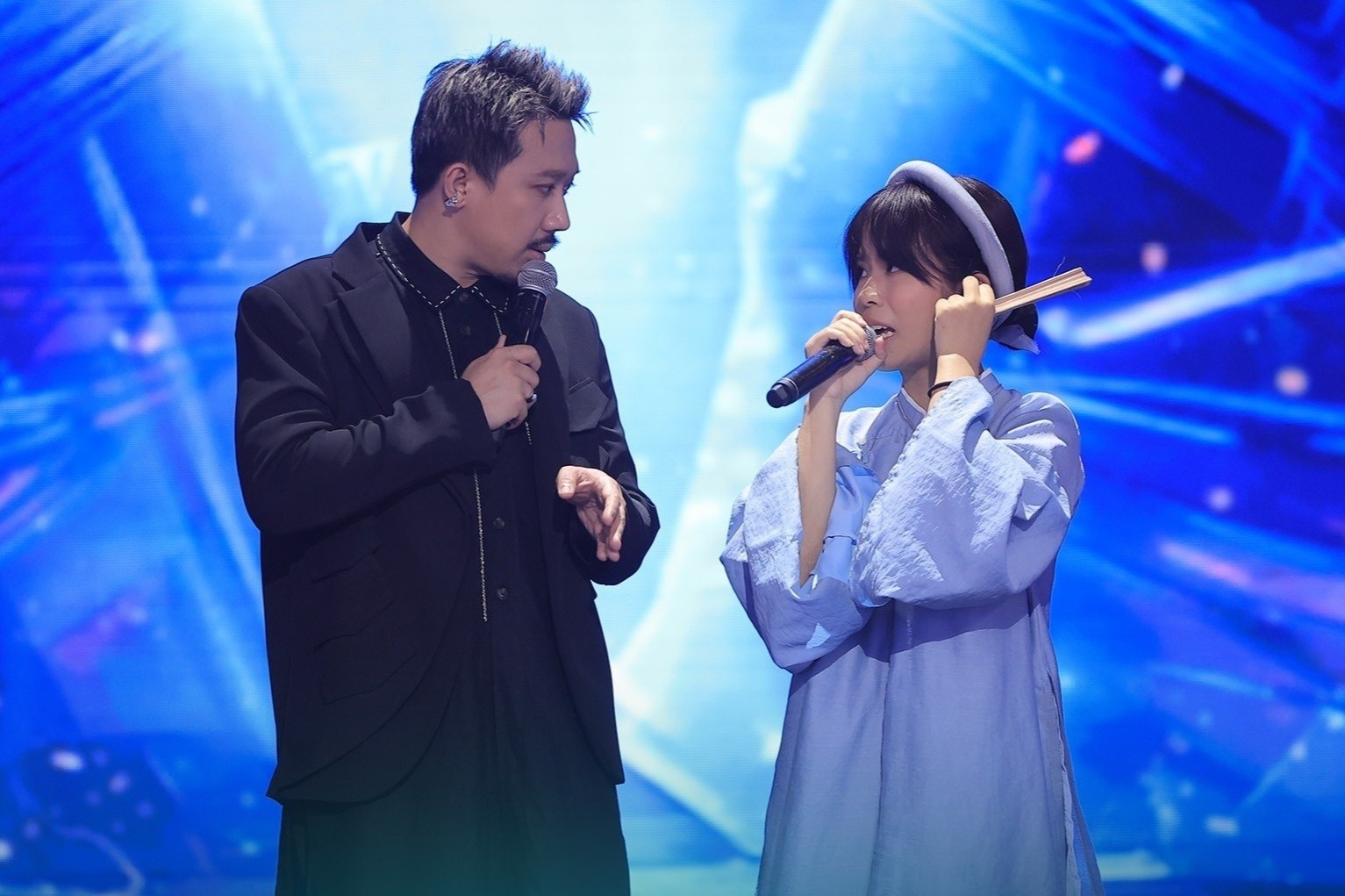 Nu sinh 17 tuoi gay tranh cai nhat Rap Viet tap 1 hinh anh