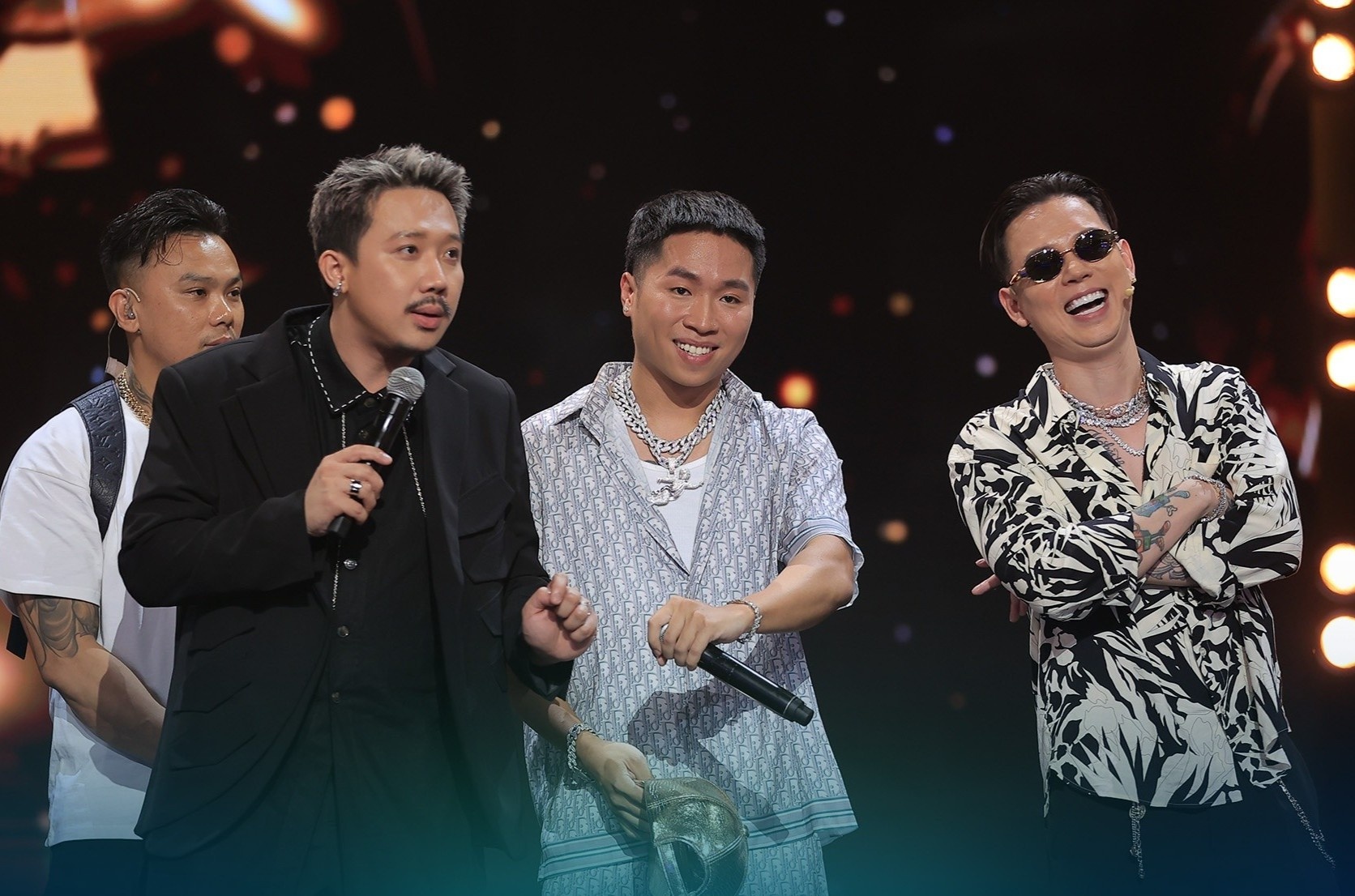 Thi sinh khien HLV Rap Viet quang non vang ngay khi chua bieu dien hinh anh