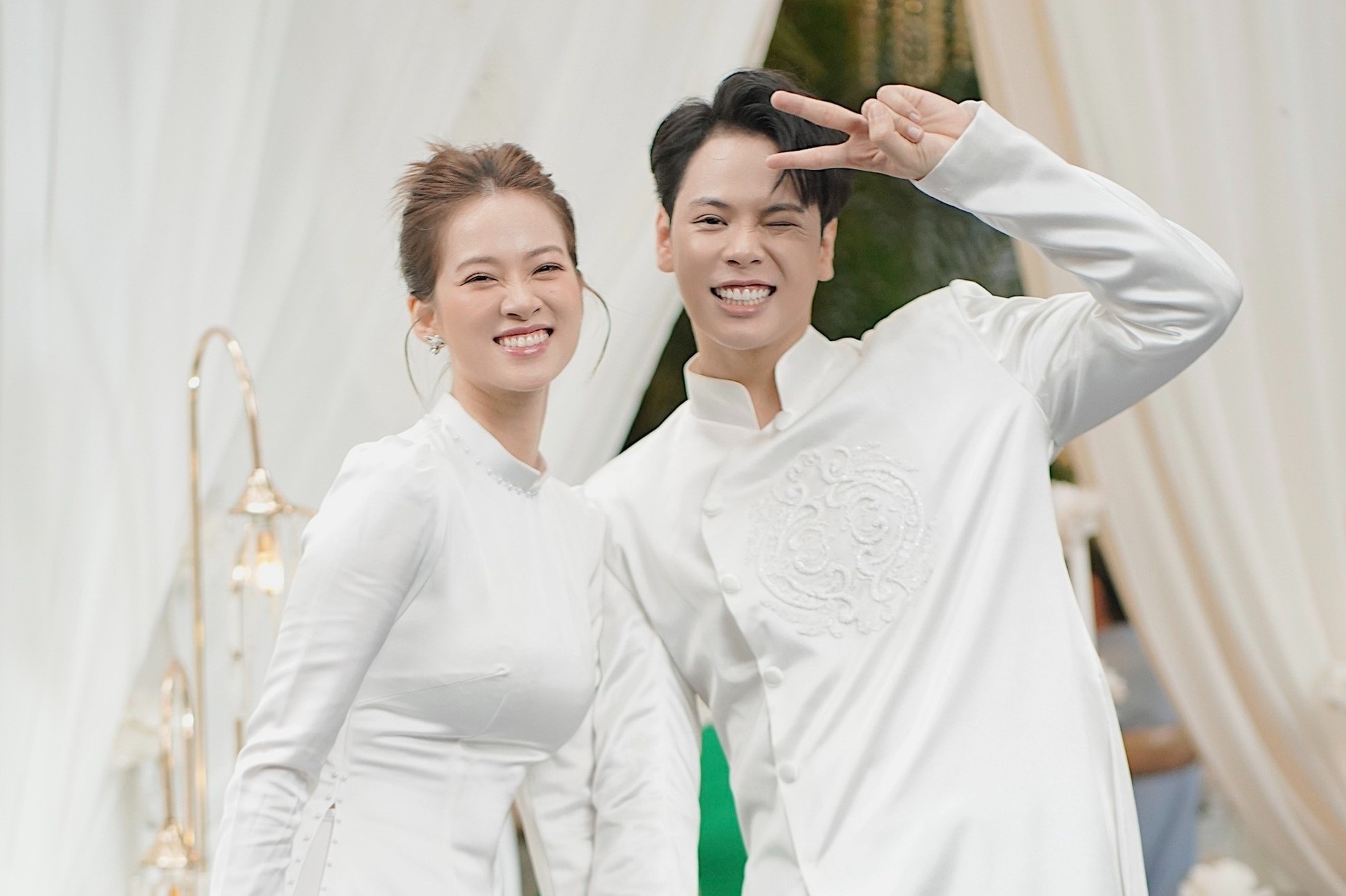 Ca si Jaykii va Mai Anh quy dinh khach moi du cuoi mac mau den hinh anh