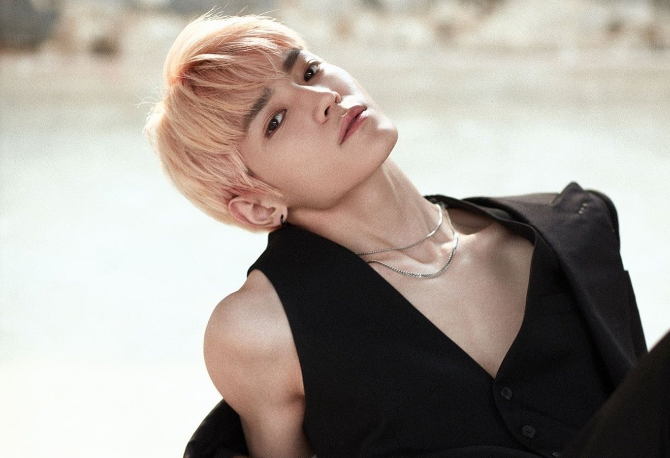 Taeyong (NCT) hat 'See tinh' cua Hoang Thuy Linh hinh anh