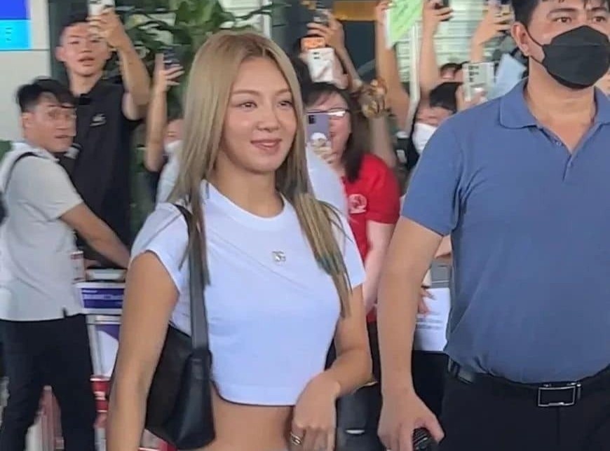 Thanh vien nhom SNSD an banh xeo khi toi Da Nang hinh anh