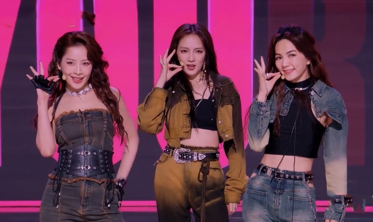 Man trinh dien giup doi Chi Pu gianh diem cao hinh anh