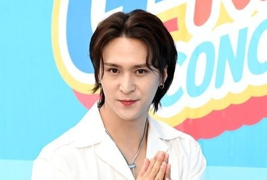 Thanh vien nhom Highlight ket hon hinh anh