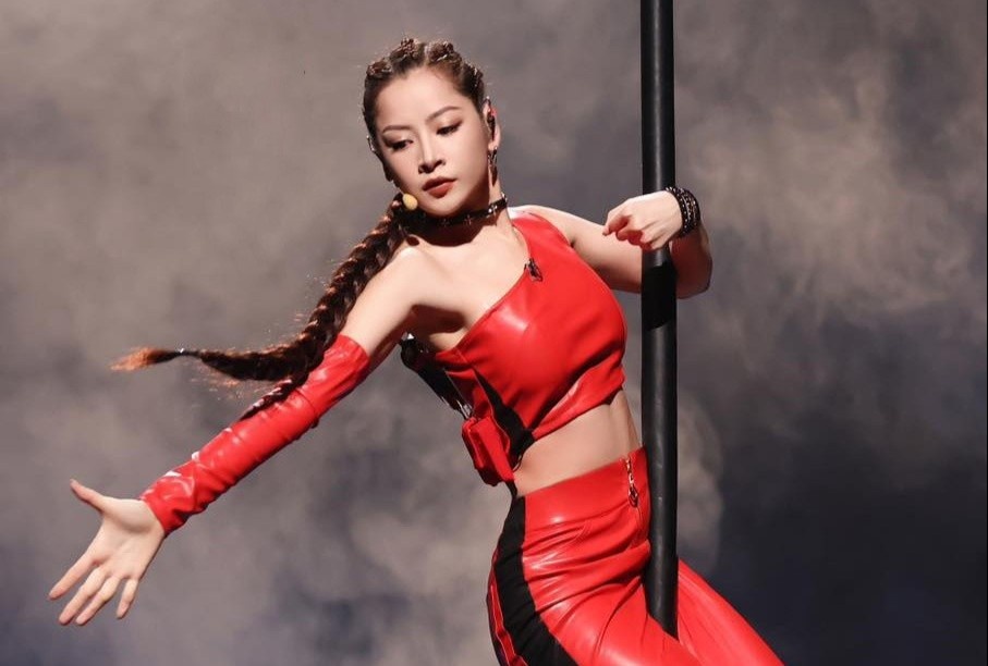 Chi Pu bi nga khi mua cot o Dap gio 2023 hinh anh