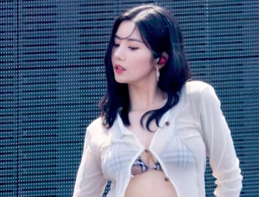 Nu ca si Han doi doi sau man trinh dien tao bao o le hoi nuoc hinh anh