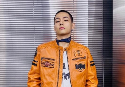 Fan thue xe buyt tien V (BTS) nhap ngu hinh anh