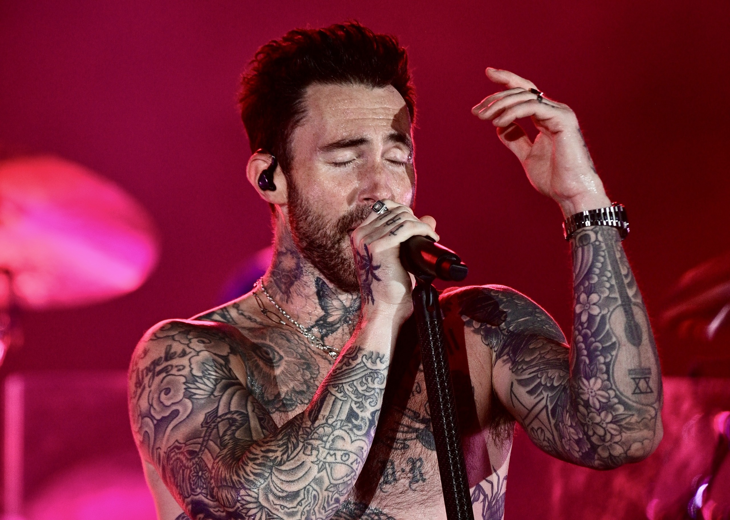 Adam Levine lot ao khoe body khien fan Viet hu het hinh anh