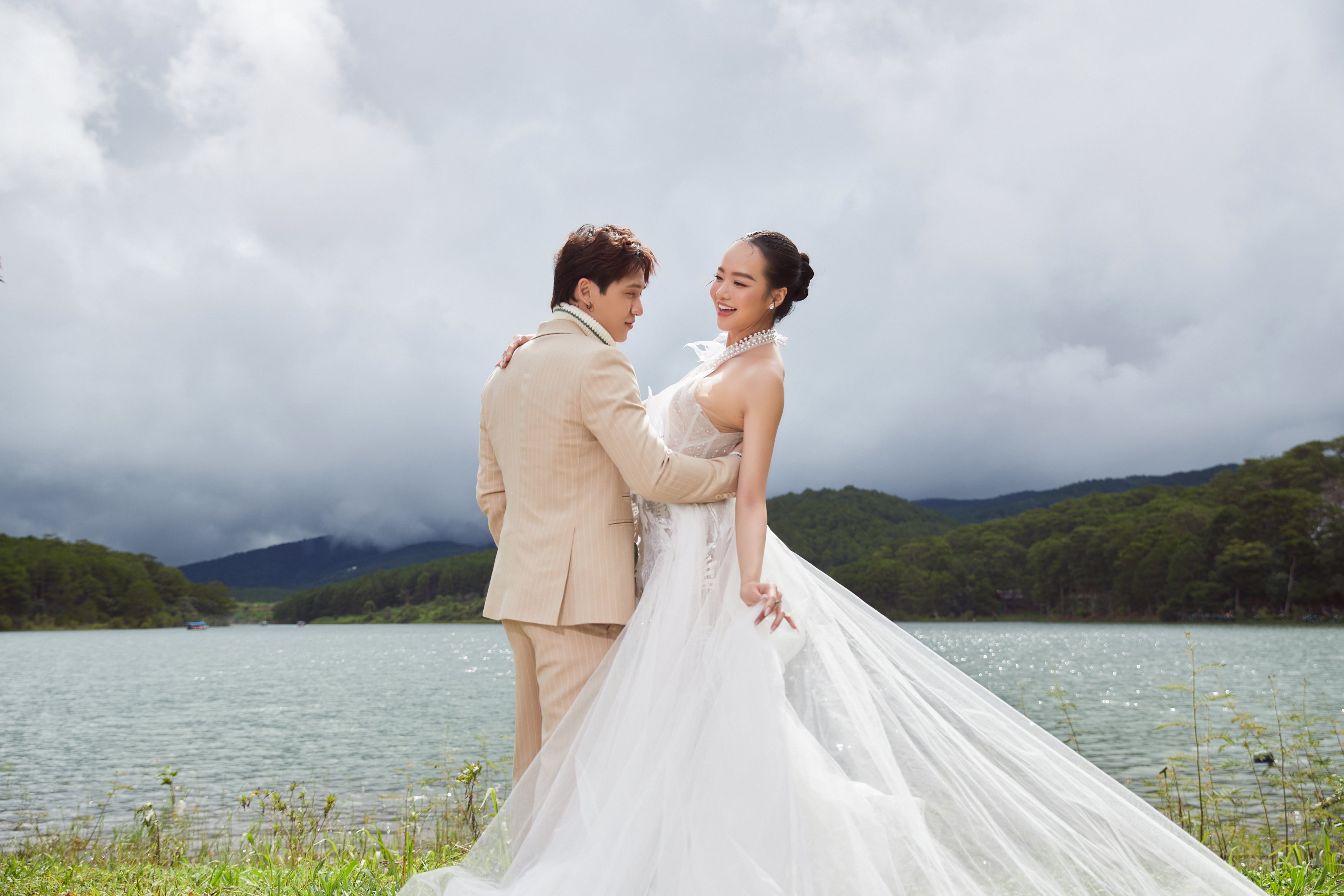 Kieu Ngan cuoi anh 2