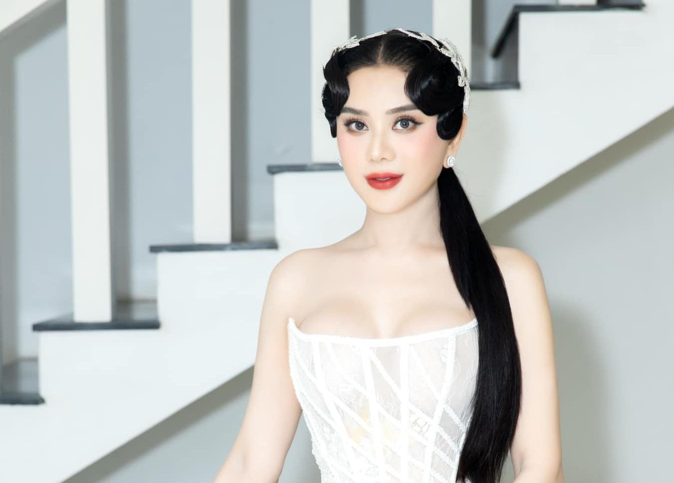 Them hai nghe si bi chi trich vi quang cao lo hinh anh