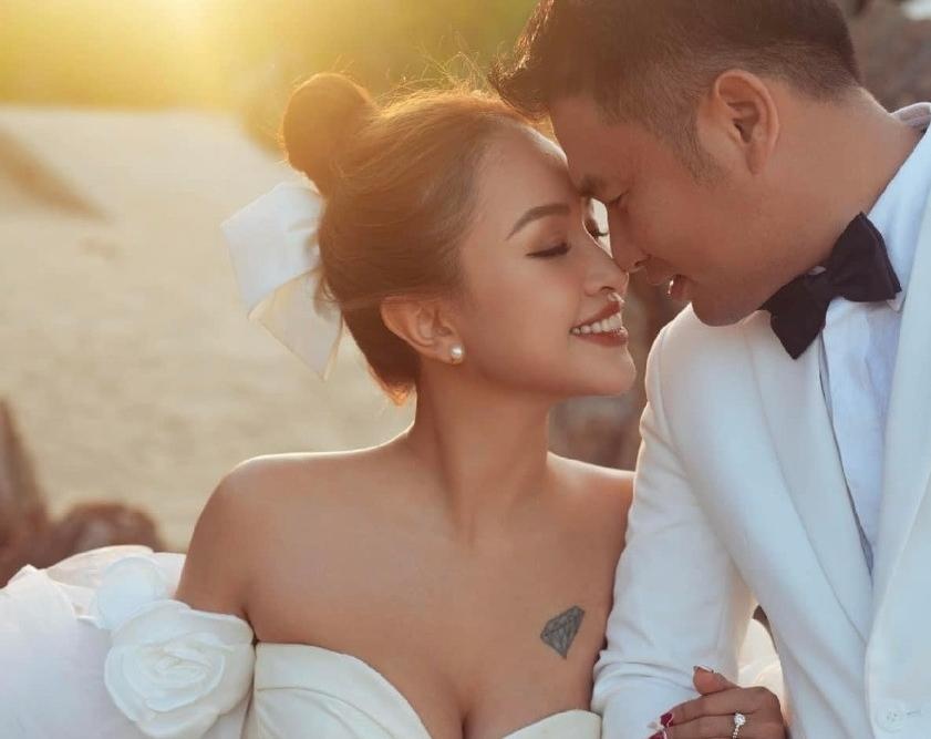 Van Hugo gui thiep cuoi, khach moi can 'xac nhan tham du hay khong' hinh anh